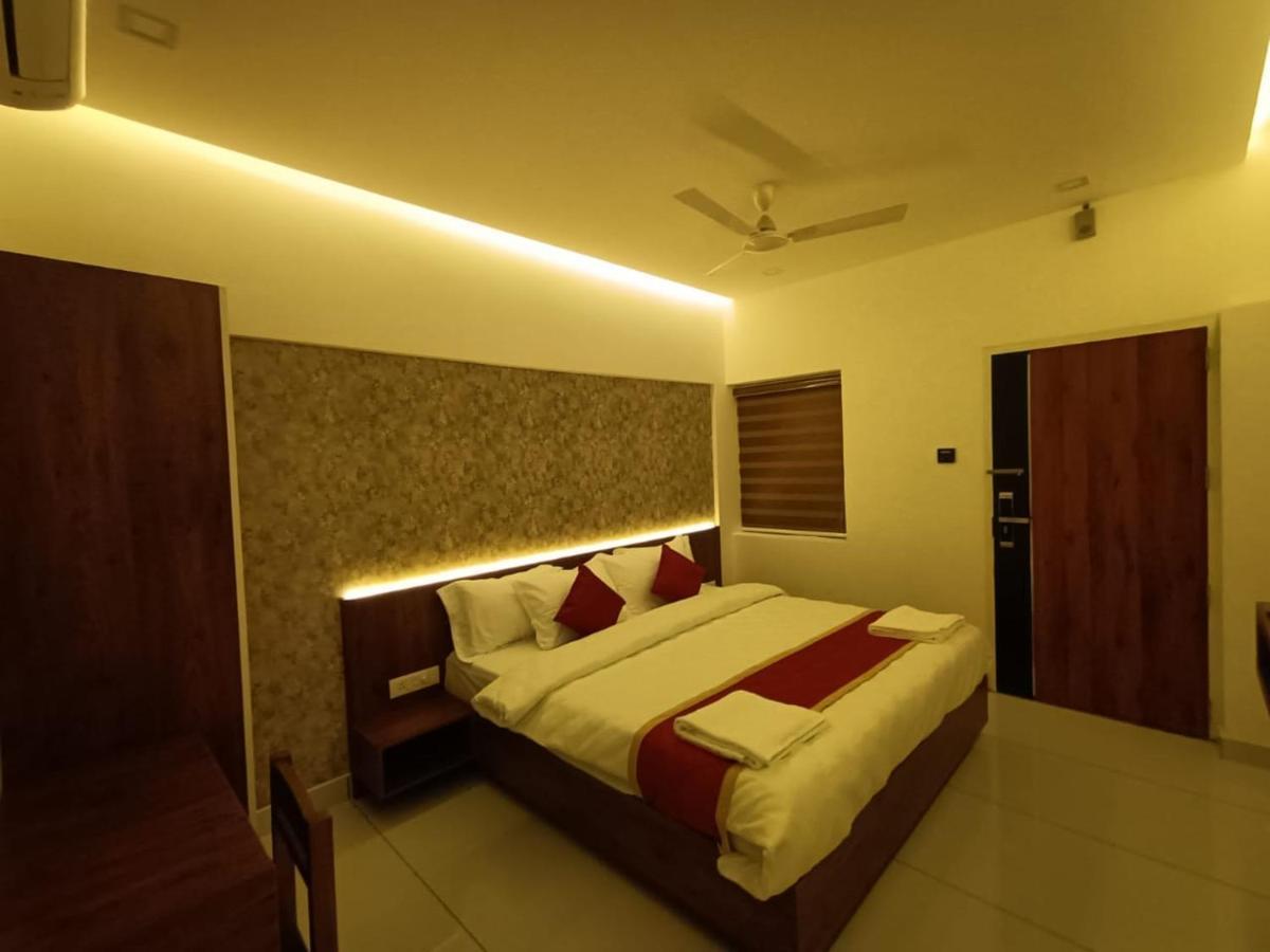 Remanika Regency Hotel Guruvayur Bagian luar foto