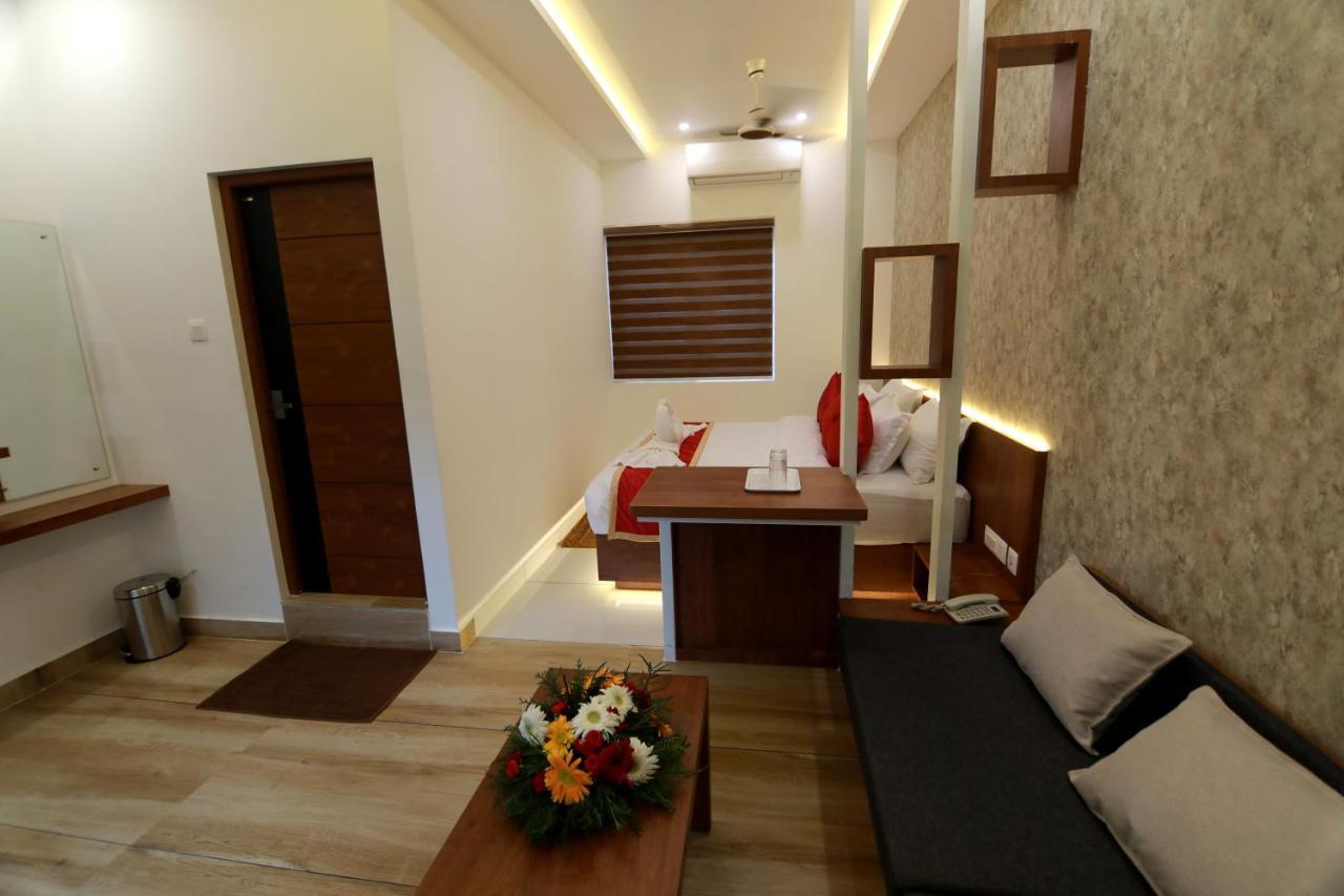 Remanika Regency Hotel Guruvayur Bagian luar foto